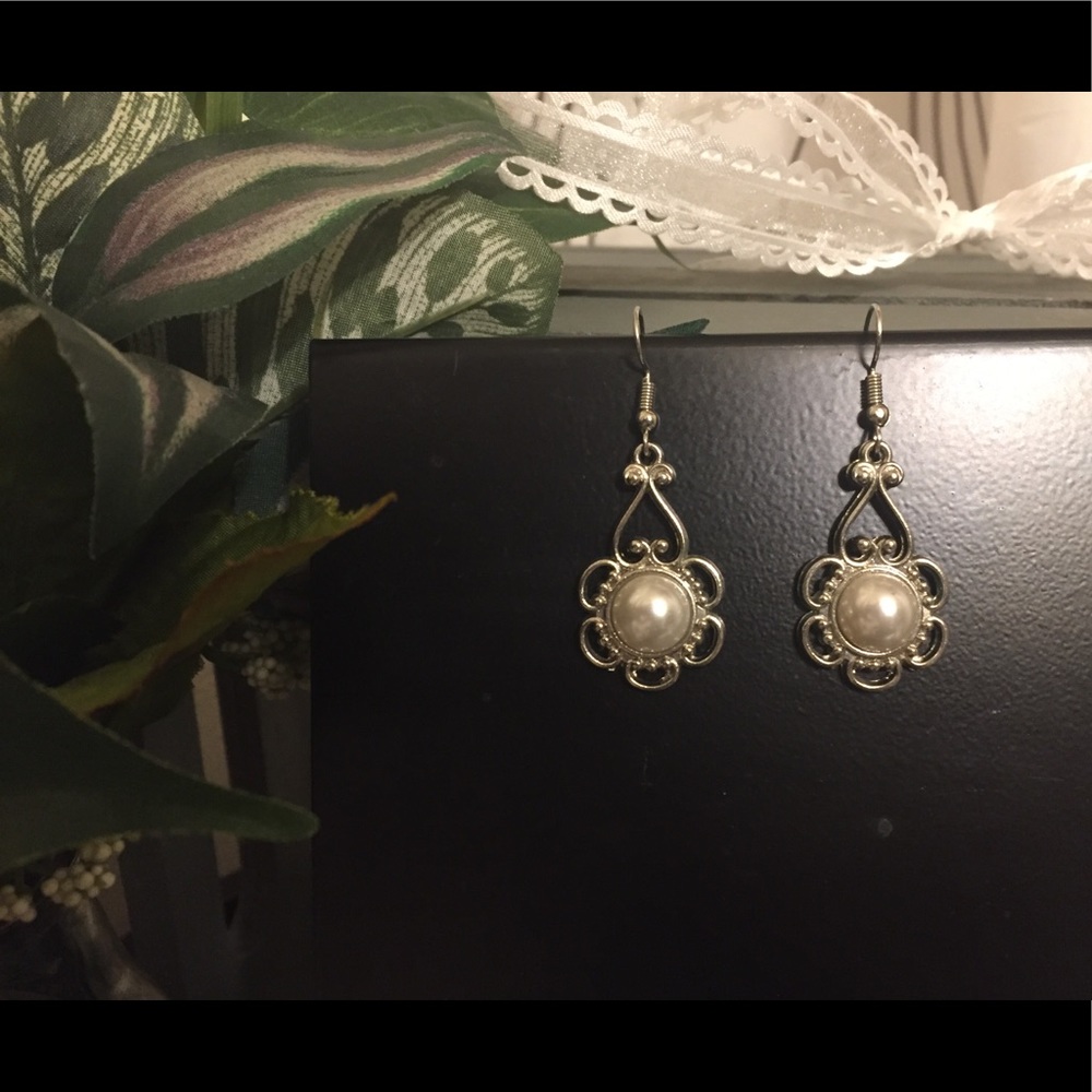 Seductive pearl earrings NWOT